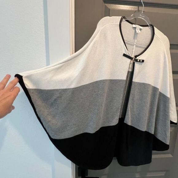 White House Black Market size M Schawll Grey, White, and Black sweater material - Picture 4 of 7